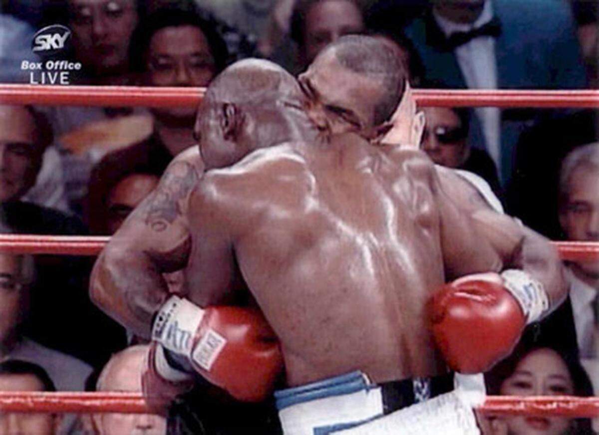 Der WM-Boxkampf zwischen Mike Tyson und Evander Holyfield muss in der dritten Runde vorzeitig abgebrochen werden. Tyson, Verlierer der ersten beiden Runden, biss seinem Gegner ein Stück aus dem rechten Ohr.