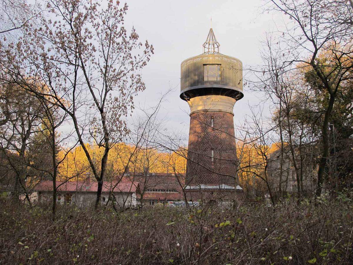 Anfang des 20. Jahrhunderts wurde der Wasserturm für die Wasserversorgung von Dampflokomotiven erbaut. Von einem deutsch-spanischen Architektenpaar wurde der Turm zu Ferienwohnungen auf sechs Etagen samt Dachterrasse umgebaut, viele historische Details wie etwa die Kuppeldecke im Erdgeschoss wurden erhalten.