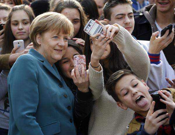 Was haben die deutsche Kanzlerin Angela Merkel (Bild), US-Präsident Barack Obama und Venezueals linker Staatschef Nicolas Maduro gemeinsam? Sie posieren gerne für Selbstporträts mit dem Handy, kurz "Selfies" genannt. Eine kleine Auswahl an "Selfies" berühmter Politiker.