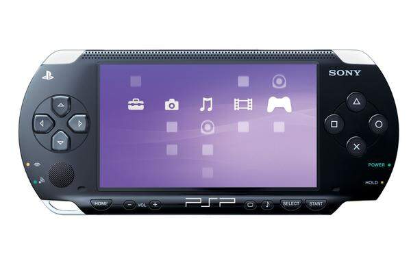 Die tragbare Playstation oder auch Handheld-Konsole genannt, kam im Dezember 2004 auf den Markt. (Europastart: September 2005) Mit der PSP können nicht nur Spiele gespielt werden. Auch Filme und Musik können abgespielt werden. Über eine WLAN-Verbindung kann damit auch im Internet gesurft werden.