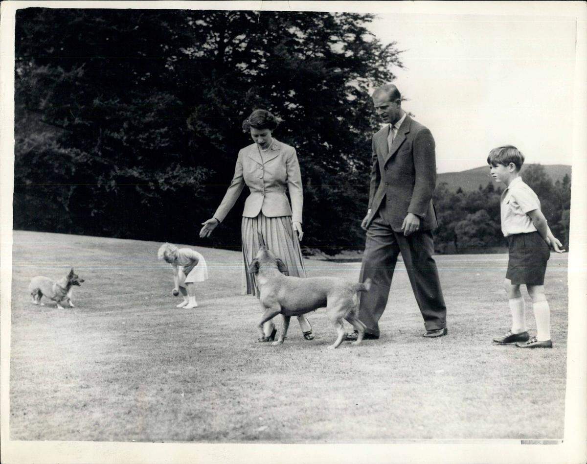 Mit Philip bekam die Queen vier Kinder. Thronfolger Charles, Prince of Wales, Anne, Princess Royal, Andrew, Duke of York und Edward, Earl of Wessex. Hier 1955 mit Charles, Anne sowie zwei Hunden.