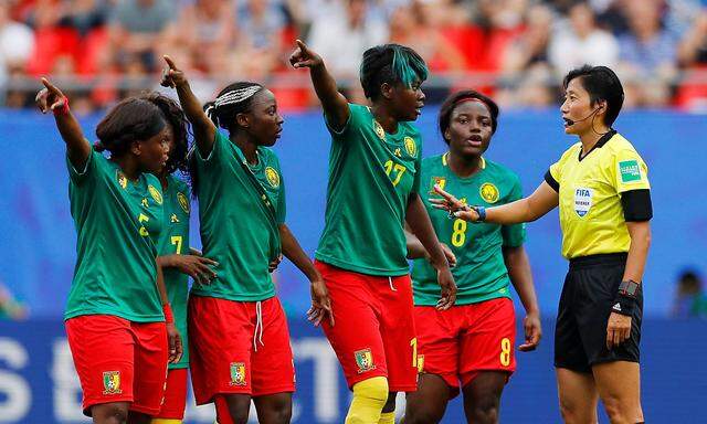 Kameruns Spielerinnen und die Schiedsrichterin