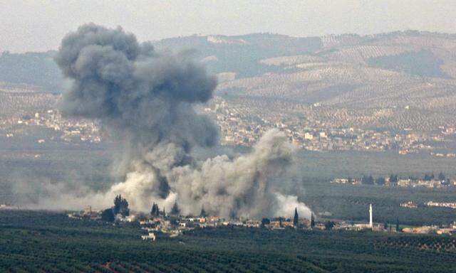 Aufnahme eines Luftschlags in der westsyrischen Provinz Idlib. Im Osten prallen unterdessen die Interessen der USA und Russland aufeinander.