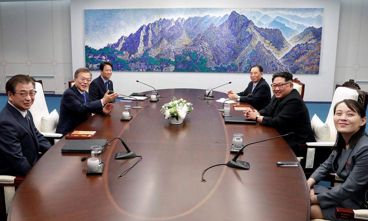 "Mit dem Moment, in dem der Vorsitzende Kim die militärische Demarkationslinie überschritten hat, wurde Panmunjom zu einem Symbol des Friedens, nicht der Teilung", sagte Moon zu Beginn ihrer Gespräche, der live im Fernsehen übertragen wurde.