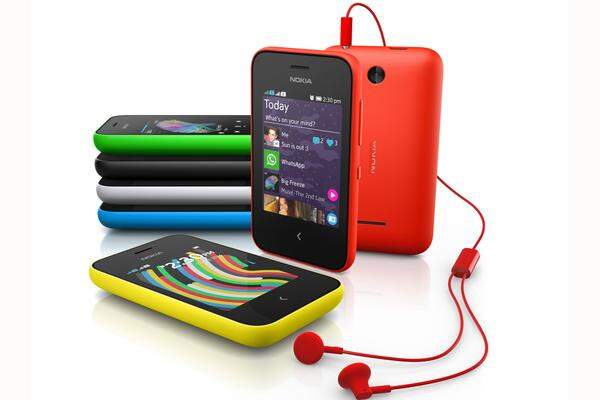 Nokia kann es allerdings noch billiger. Das neue Asha 230 wird nur 45 Euro kosten und bietet sogar einen App Store. Das System hat Nokia allerdings selbst entwickelt und das App-Angebot hält sich in Grenzen. Als Zweithandy für Reisen wäre das neue sehr kompakte Gerät allerdings auch in westlichen Märkten eine Überlegung wert.