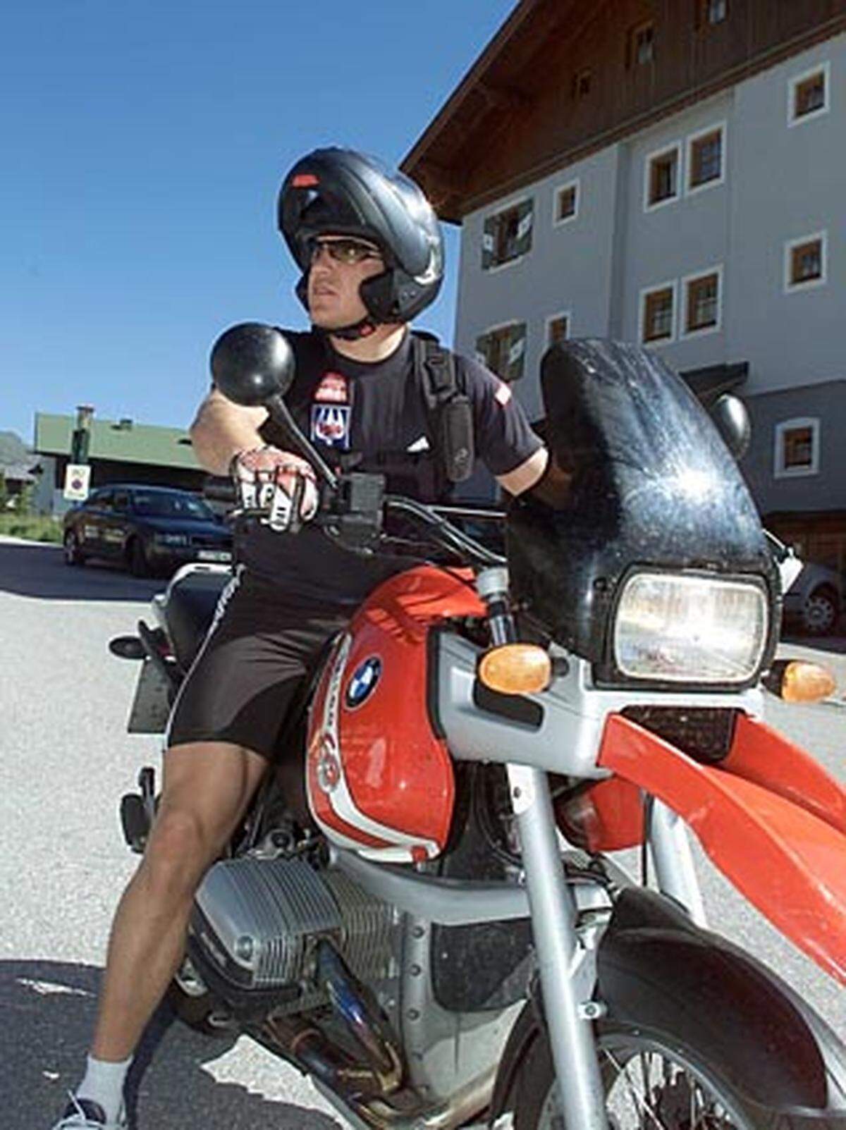 Am 24. August 2001 schlägt das Schicksal zu: Der begeisterte Motorradfahrer Hermann Maier fährt am Abend mit seiner Maschine vom Training nach Hause.