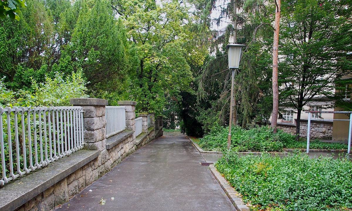 Im Sandleitenhof, zwischen Rosenackerstraße und Gomperzgasse.