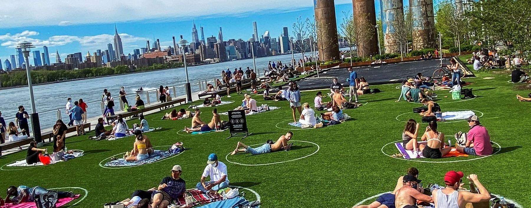 Abhängen mit Abstand. Der Domino Park in Brooklyn mit Blick auf Manhattan; aufhalten darf man sich nur auf den weiß markierten „Inseln“.