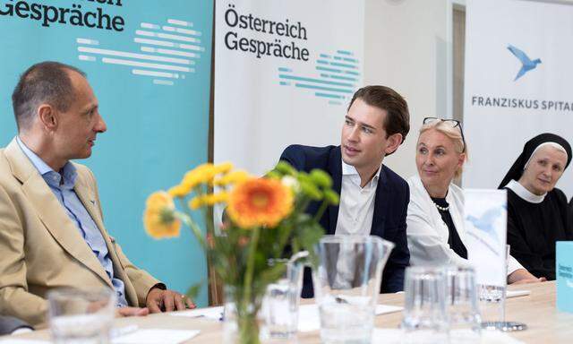 ÖVP-Chef Kurz im Rahmen eines 'Österreich-Gesprächs' zum Thema 'Gesundheit und Pflege' im Franziskus Spital in Wien.