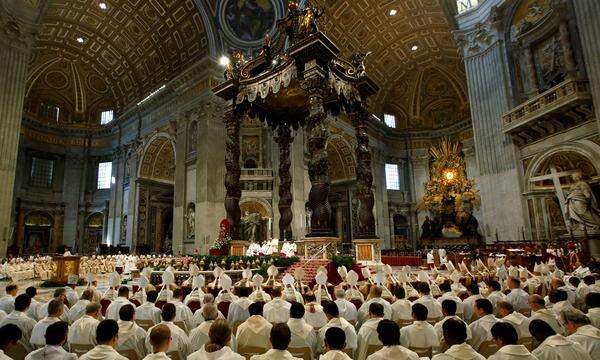 Dabei anwesend wie fast immer im Vatikan: zahlreiche Bischöfe, Kardinäle und Priester. Zugleich erneuerten im Petersdom mehrere tausend Priester die Versprechen, die sie bei ihrer Weihe gegeben hatten. Die liturgische Farbe ist hier leicht zu erkennen - am Gründonnerstag tragen die Priester weiß. Woher das "Grün" im Gründonnerstag kommt, dafür gibt es unterschiedliche Theorien und ist nicht eindeutig geklärt.