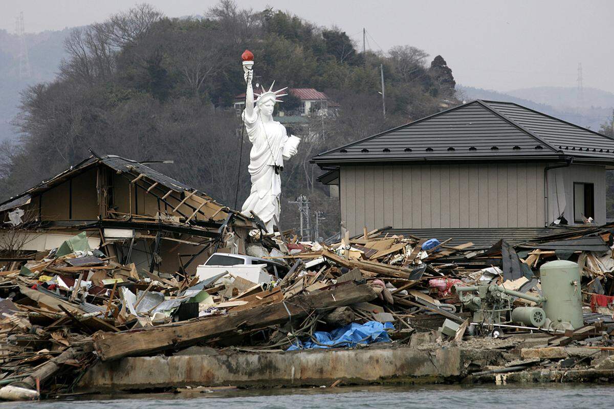 Mittwoch (30. März): Ein Nachbau der Freiheitsstatue überstand den Tsunami in Ishinomaki.