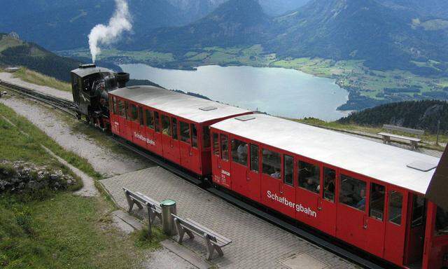 St. Wolfgang bietet sich auch als Ausgangspunkt für Nostalgiefahrten mit einer historischen Lokomotive auf den Schafberg an – so wie sich einst auch Kaiser Franz Josef auf den Berg bringen ließ.