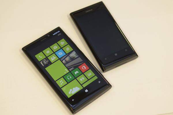 Vergleich Nummer zwei: Das Lumia 800 schaut auch ziemlich zierlich aus, wenn man das neue Flaggschiff daneben legt.