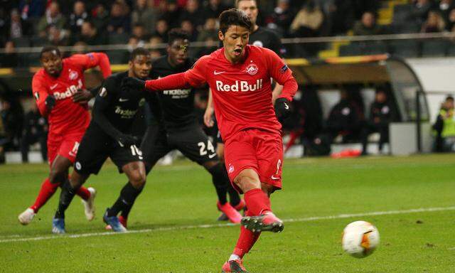 foul von Djibril Sow (8, Eintracht Frankfurt) an Hee-chan Hwang (9, RB Salzburg)gibt Gelbe Karte, fuehrt zum Elfmeter, d