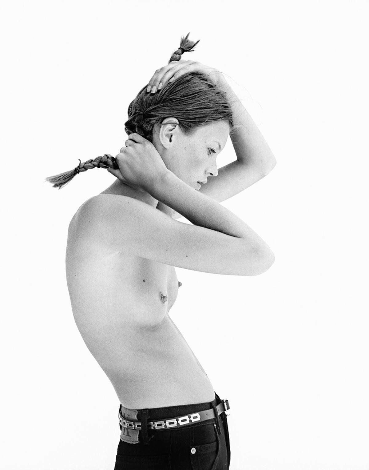 Bereits mit 14 Jahren begann Kate Moss zu modeln und wurde mit den Fotografien von Corinne Day, die im englischen Magazin "The Face" erschienen, bekannt. David Sims, Calvin Klein Jeans, 1993.