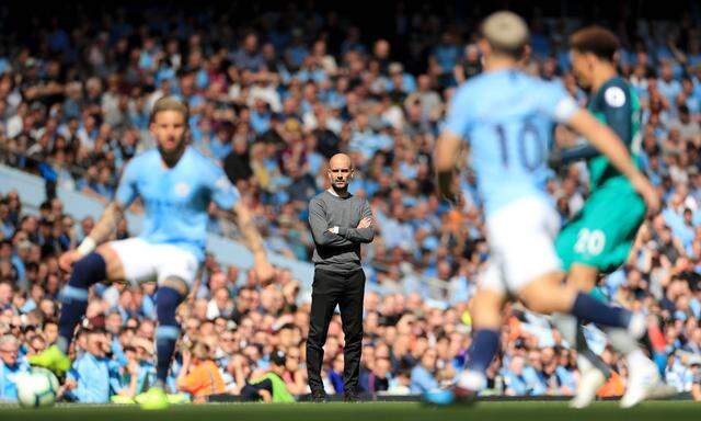 Pep Guardiola (o.) und Manchester City oder Mo Salah (u.) und Liverpool? Heute fällt die Entscheidung im englischen Titelkampf.