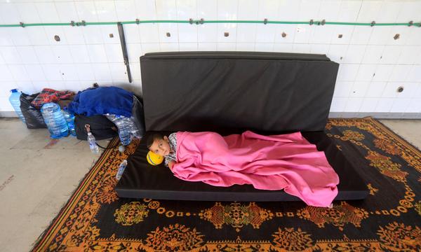 Ein geflohener Bub aus dem Südlibanon auf seinem Notlager in einer Schule in Beirut.