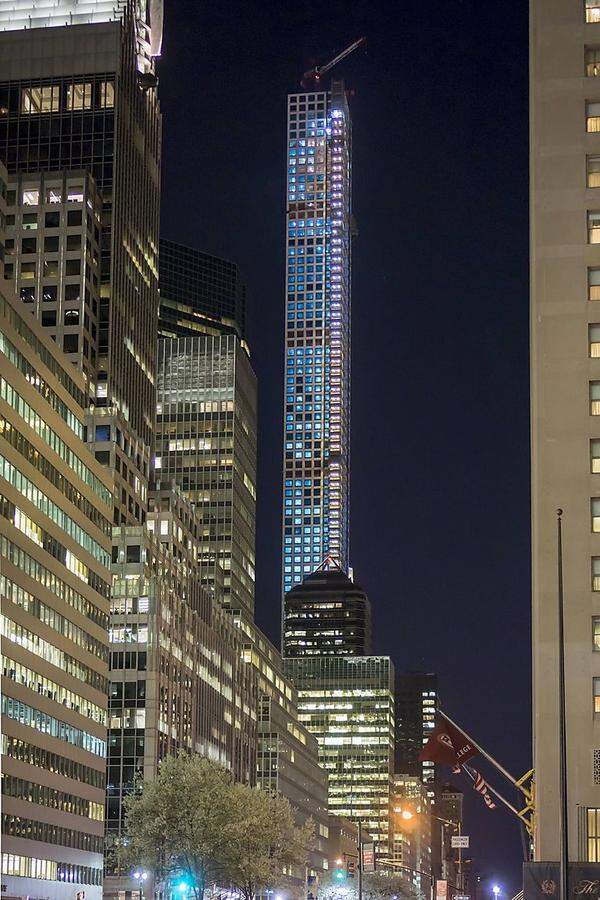 New York City neuester Wolkenkratzer (Bildmitte), nach seiner Adresse "432 Park Avenue" getauft, wurde Ende Dezember 2015 fertiggestellt. Entworfen wurde das Wohnhochhaus von Rafael Viñoly - und liegt auf einem begehrten Bauplatz: in der Park Avenue auf der noblen Upper East Side in Manhattan. Architekt Viñoly - für Gebäude in London und Las Vegas mit Kritik konfrontiert - entschied sich bei dem neuen Gebäude für eine "pure" geometrische Sprache, die das Haus einem Streichholz ähnlich erscheinen lässt. Er belegt mit seinen 426 Metern Höhe Platz 14 der Liste der weltweit höchsten Superwolkenkratzer.