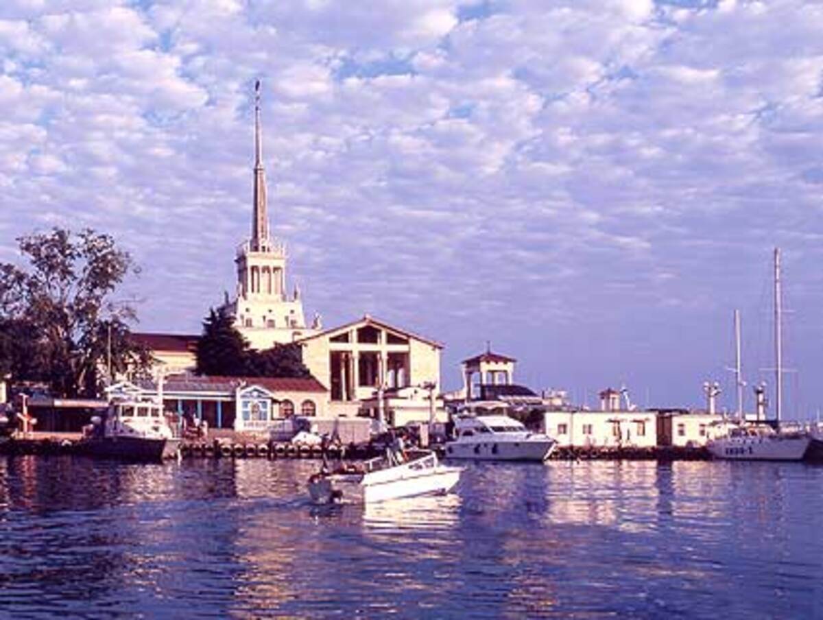 Der 328.000 Einwohner zählende Badeort an der "Russischen Rivera" soll ein ganzjähriges Sportzentrum werden. Der Olympia-Park mit seinen Eissportarenen ist so geplant, dass er nach den Winterspielen als Freizeitpark und als Trainingszentrum für russische Sportler nutzbar ist. Auch die Wintersport-Anlagen im nahe gelegenen Kaukasus sind später als Erholungs- und Sportzentren angelegt.