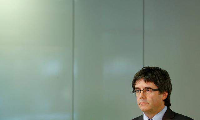 Kataloniens ehemaliger Regionalpräsident, Carles Puigdemont, darf einem deutschen Gericht zufolge an Spanien ausgeliefert werden.