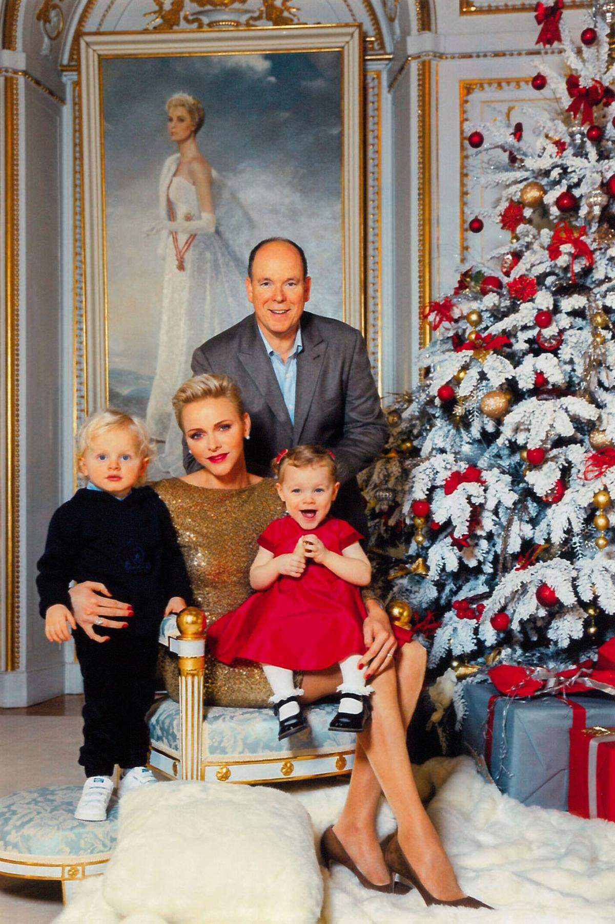 Ganz goldig. Für die vergangene Weihnachtskarte schlüpfte Charlene in ein festliches Outfit von Ralph Lauren und drapierte ihre Zwillinge um sich.