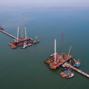 Die 19 Kilometer lange Brücke von der Krim zum Festland ist im Bau.