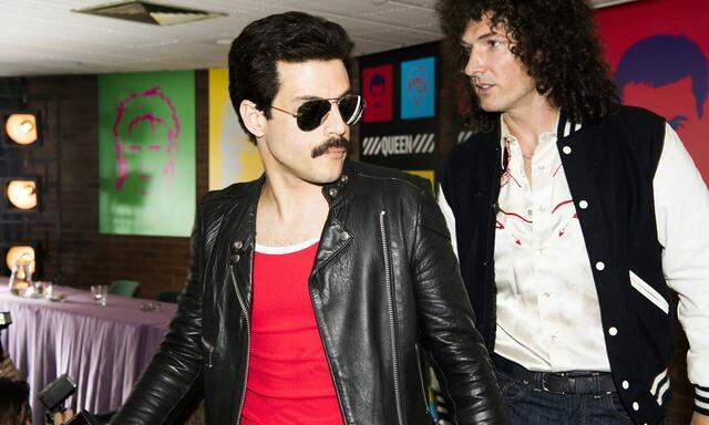 Mit geradezu manischer Hingabe: als Freddie Mercury, hier mit Gwilym Lee als Gitarrist Brian May.