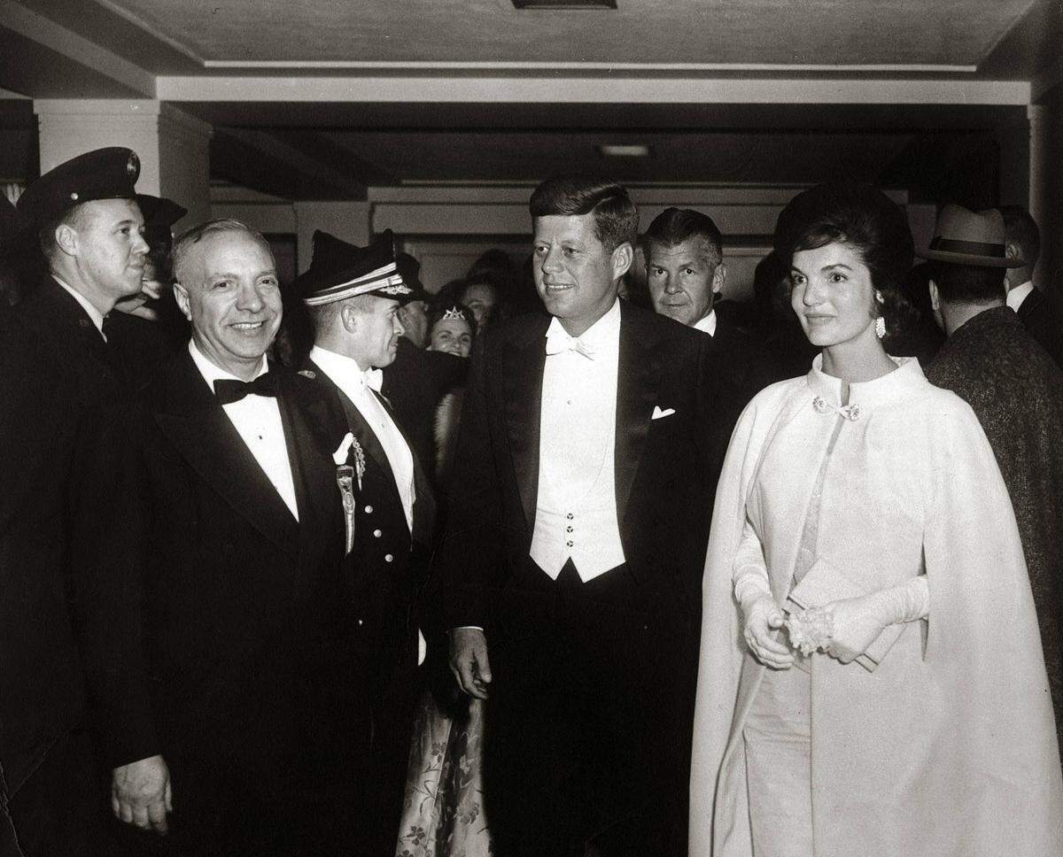 Als eine der modischsten First Ladys ging Jackie Kennedy in die Geschichtsbücher ein. Das Kleid samt Campe stammte von Ethel Frankau von Bergdorf Custom Salon. Er arbeitet zusammen mit der First Lady an dem Design.