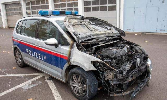 Ein 20-Jähriger wollte offenbar aus Unzufriedenheit mit den Corona-Maßnahmen einen Anschlag auf die Polizeiinspektion Linz-Ebelsberg verüben. Bei dem Verdächtigen handelt es sich um den mutmaßlichen Rädelsführer einer Brandattacke auf einen Streifenwagen Mitte November (Bild). 