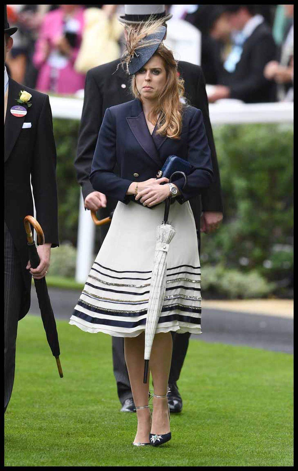 Prinzessin Beatrice hingegen konnte in Navy und Creme überzeugen.