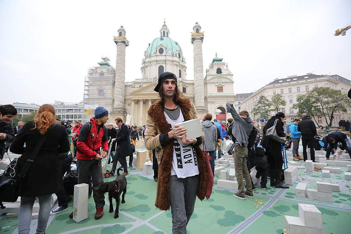 Ab 16 Uhr haben die Protestierenden die Reste von Hypotopia aufgelesen ...