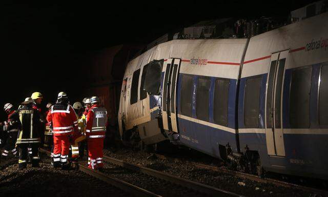 Der beschädigte Personenzug.