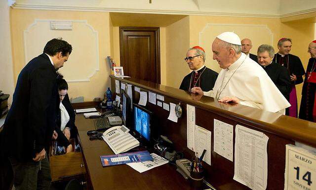 Der Papst begleicht seine Hotelrechnung.