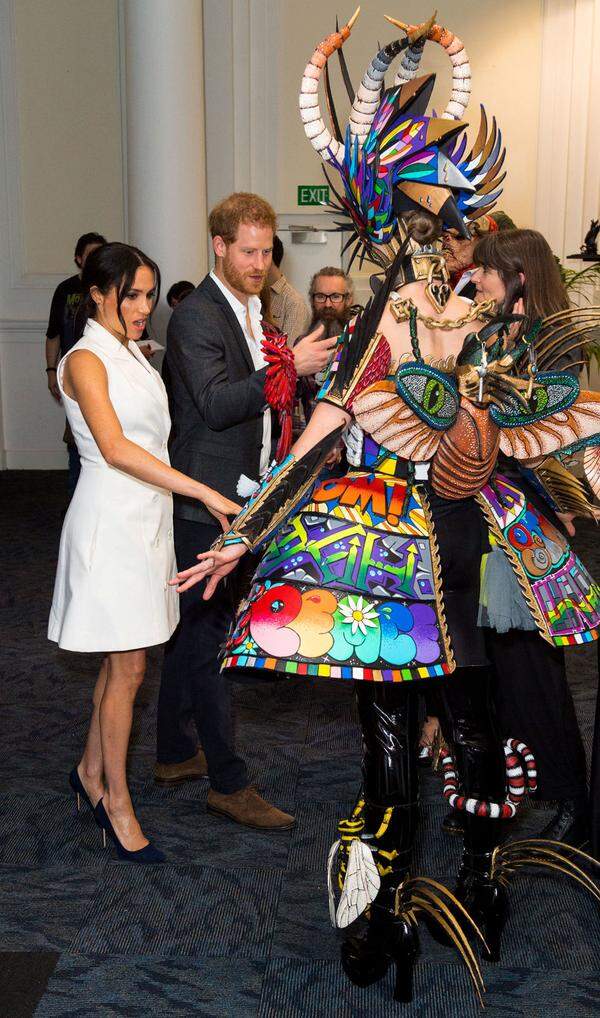 Im Anschluss stand der Besuch des Courtneay Creative Zentrums auf dem Programm um sich von der Kunstszene in Wellington überzeugen zu können. Für diesen Termin trug die Herzogin übrigens ein Kleid von der neuseeländischen Designerin Maggie Marilyn.