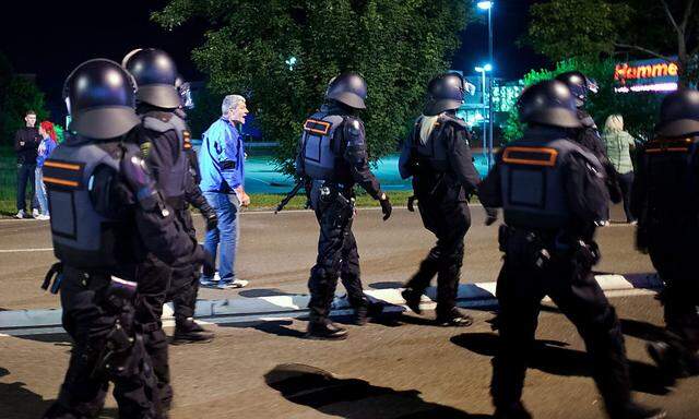 Die Polizei rückte in Heidenau gegen Krawallmacher aus.