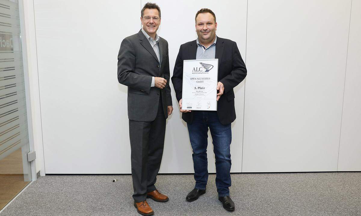 Auszeichnung 3. Platz Kategorie National Großbetriebe für die Open Networks GmbH: "Presse"-Ressortleiter Hans Pleininger (l.) überreicht die Urkunde an Open Networks-Gründer Markus Huber.