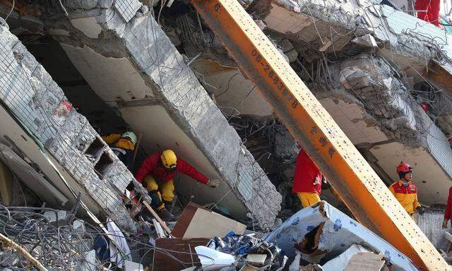 160207 TAINAN Feb 7 2016 Rescuers search for survivors in a collapsed buiding in Tainan C