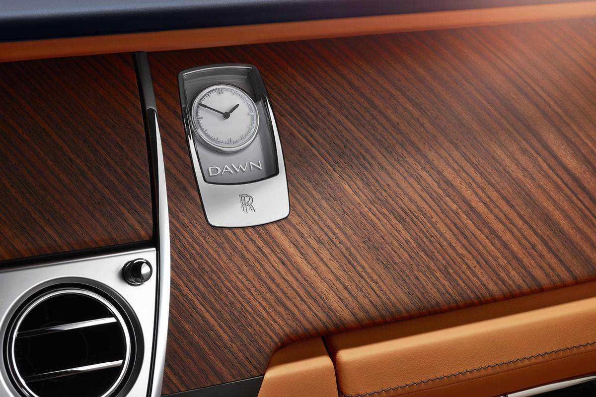 Das Interieur des Dawn ist in typischer Rolls Royce-Manier gehalten. Man findet viel Edelholz