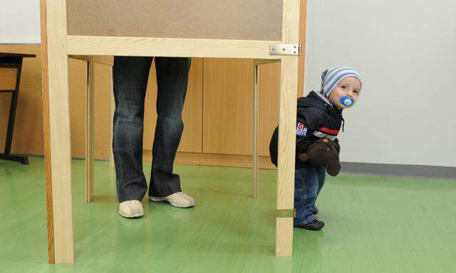Wahlkabinen-Kuckuck: Der Kleine weiß noch nicht, was Demokratie ist – aber weiß es der Große?