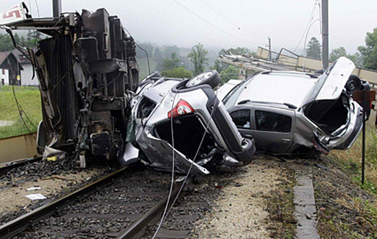 Der restliche Zug fuhr noch einige hundert Meter weiter. Bei der ersten Weiche am Ostkopf des Bahnhofs Braz wurden dann die Lok und die übrigen Waggons ausgehoben.