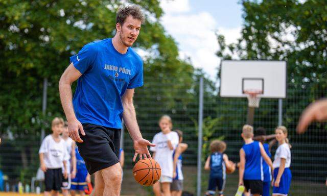 Jakob Pöltl auf Heimatbesuch. In Wien brachte er 120 Kindern im Alter von acht bis 14 Jahren bei einem Kids-Camp die Faszination Basketball näher. 