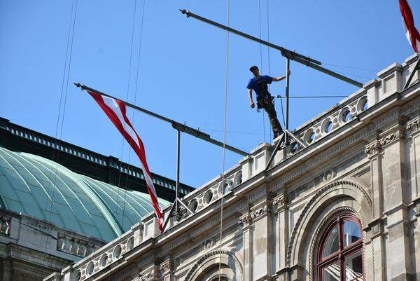 Auf das Dach der Staatsoper wurden extra Fahnenmasten montiert.