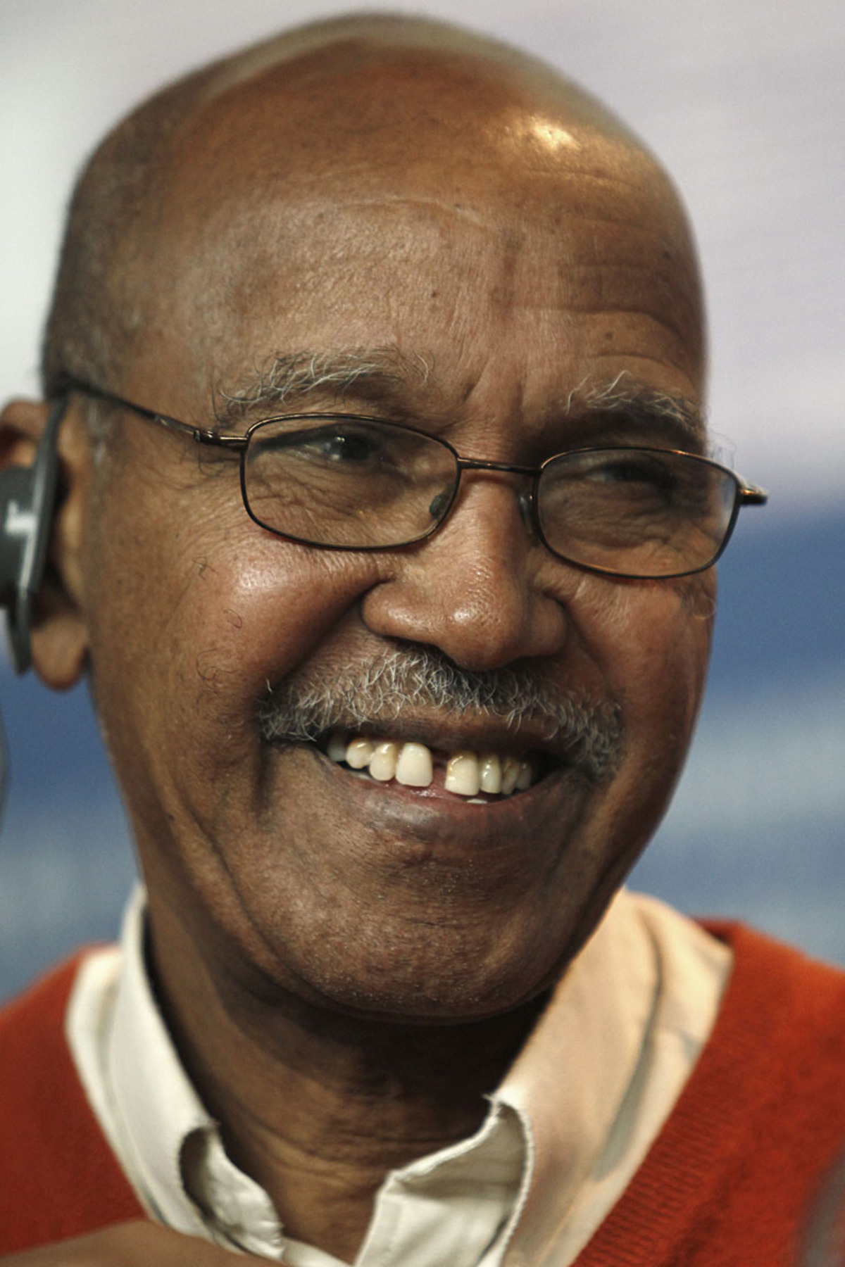 Neu im engeren Favoritenkreis ist der Somalier Nuruddin Farah. Er gilt als einer der bedeutendsten Schriftsteller des modernen Afrika. Der Sohn einer Dichterin widmet sich besonders der Situation der Frauen im postkolonialen Somalia, seine Werke kreisen häufig um familiäre und soziale Identität und wurden in mehr als 20 Sprachen übersetzt. Anfang der 70er Jahre verließ Farah sein Geburtsland aus politischen Gründen. Heute lebt er in Südafrika.