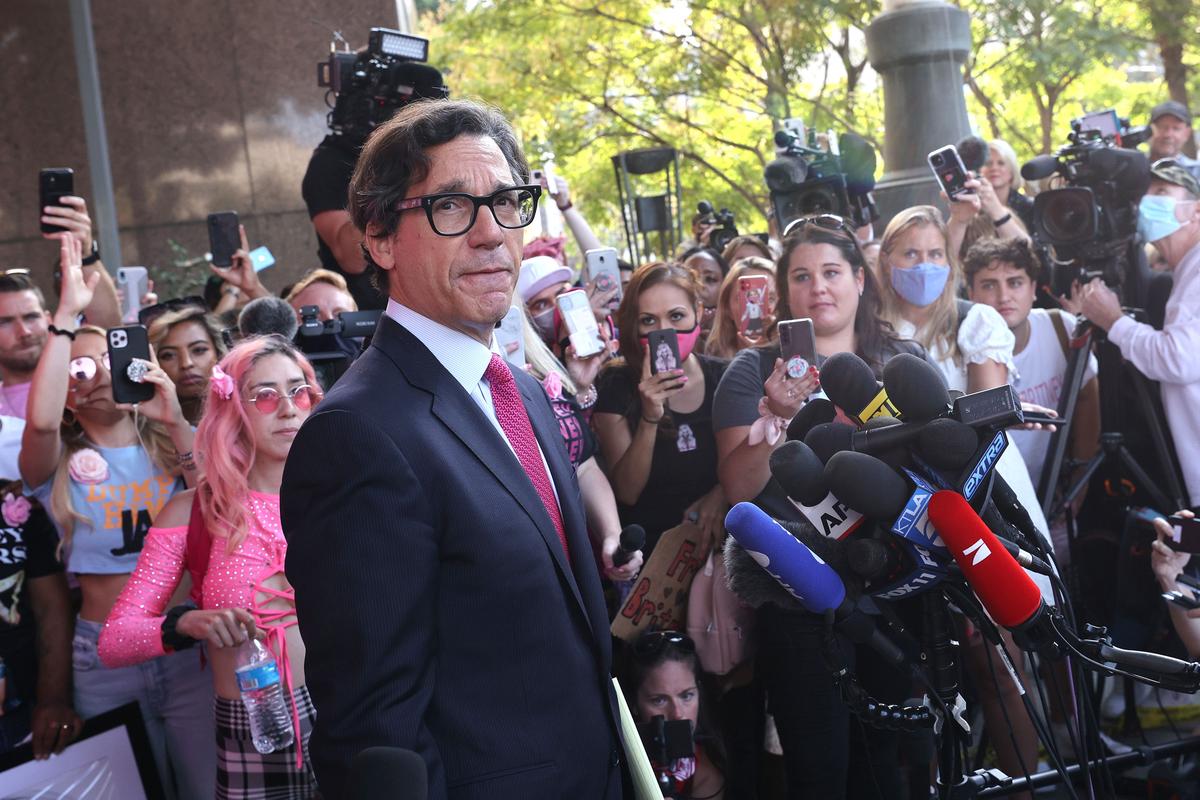 Britney Spears' Anwalt Mathew Rosengart spricht mit der Presse und #FreeBritney-Aktivisten.