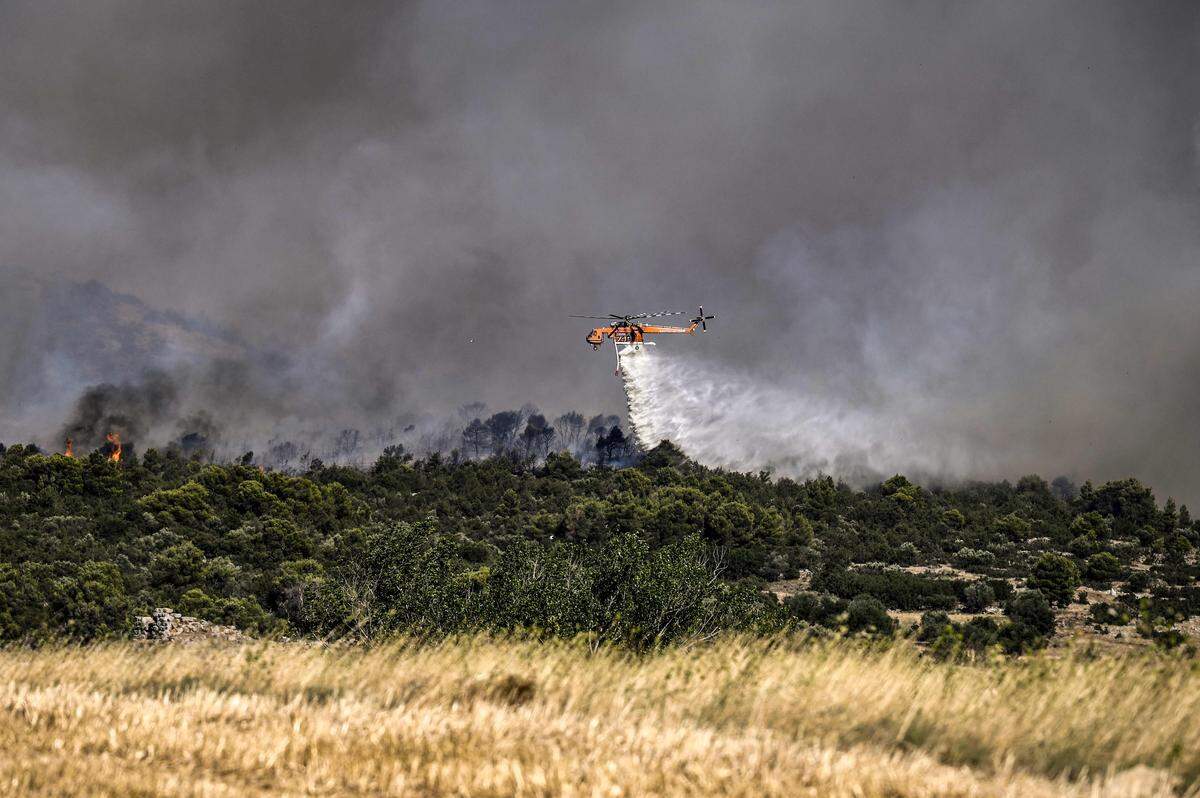 Der Brand habe „das Herz von Rhodos und seine Umwelt getroffen“, heißt es. Die Waldbrandgefahr dürfte noch einige Tage anhalten.