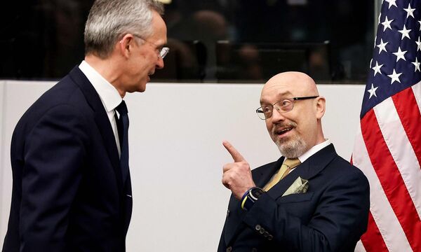 Nato-Generalsekretär Jens Stoltenberg mit dem ukrainischen Verteidigungsminister Resnikow. Ein Nato-Beitritt der Ukraine ist vorerst kein Thema.