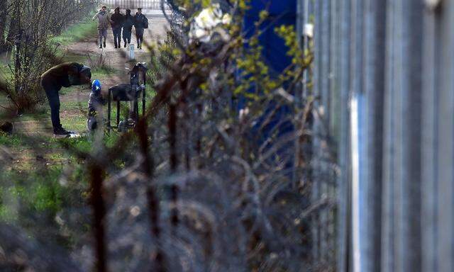 Flüchtlinge im Niemandsland zwischen Serbien und Ungarn - fotografiert im April 2017.