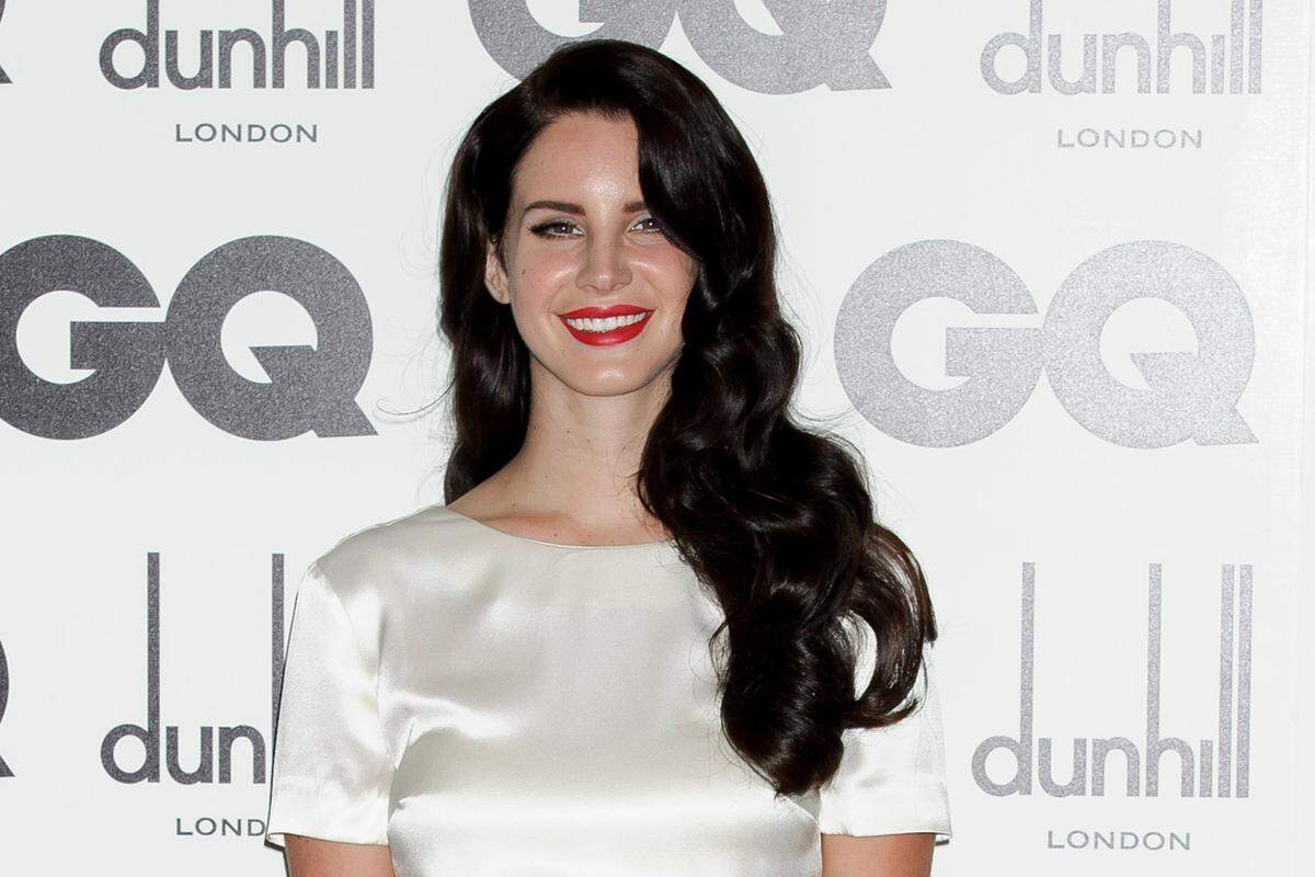 Lana Del Rey hat sich verwandelt. Bei den GQ Men of the Year Awards in London zeigte sich der einstige Rotfuchs mit schwarzer Mähne.