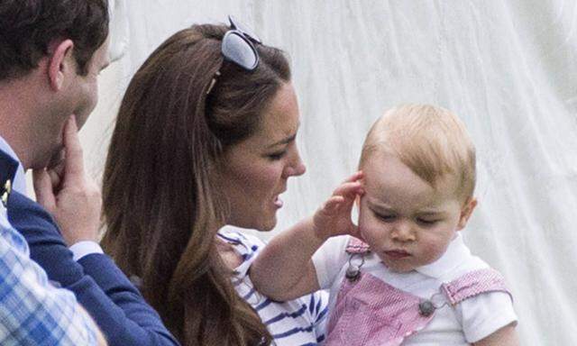 Prinz George macht erste Schritte an Kates Hand 