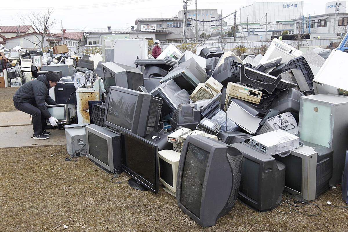 In Sendai stapeln sich zu Hunderten die kaputten Elektrogeräte. Fünf improvisierte Mülldeponien wurden allein in dieser Stadt eingerichtet. (25. März)